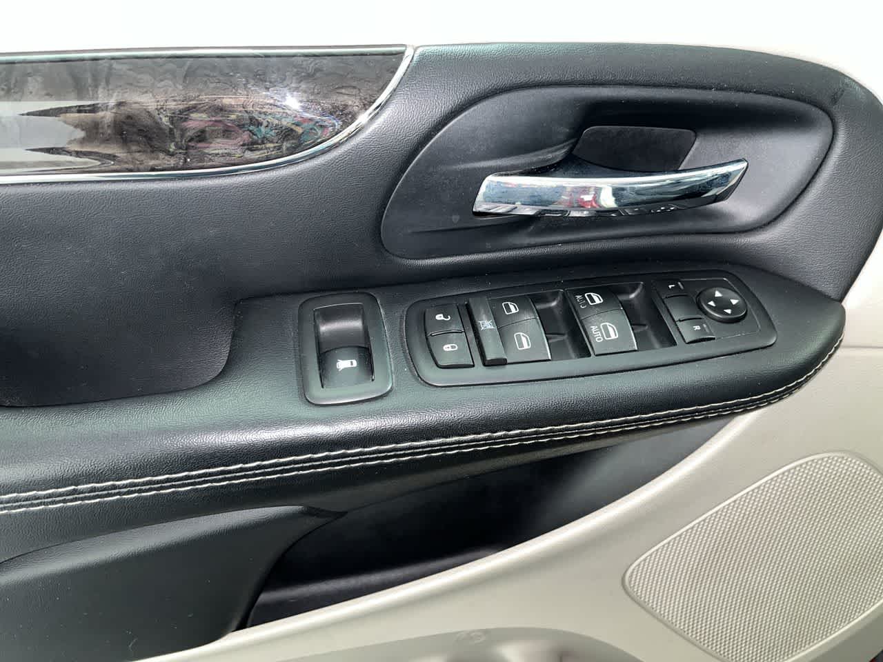 2016 Chrysler Town & Country Touring