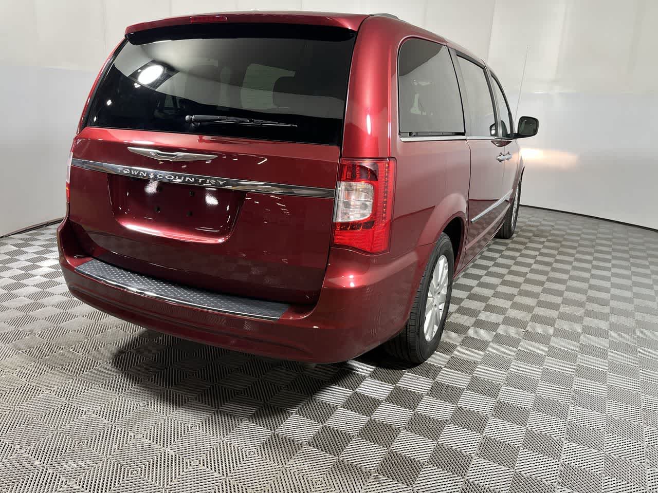 2016 Chrysler Town & Country Touring