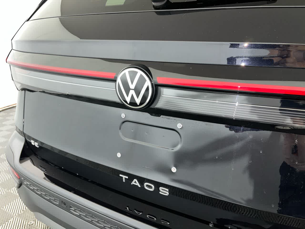 2025 Volkswagen Taos SE Black