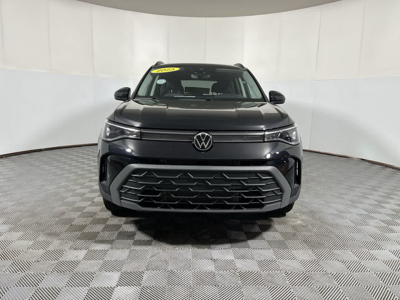 2025 Volkswagen Taos SE Black