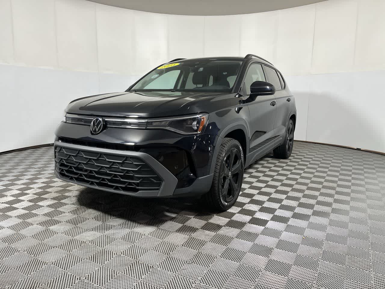 2025 Volkswagen Taos SE Black