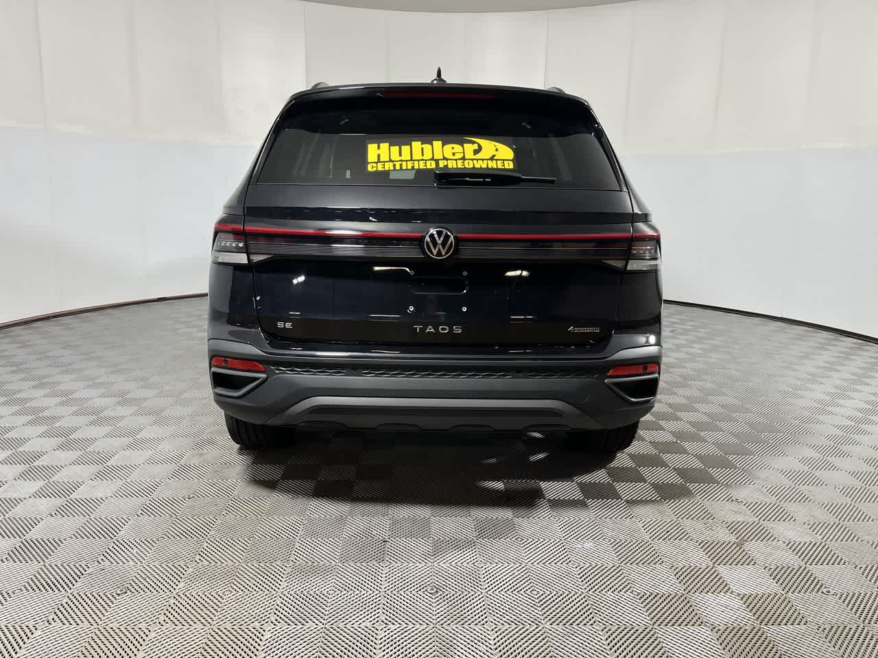 2025 Volkswagen Taos SE Black