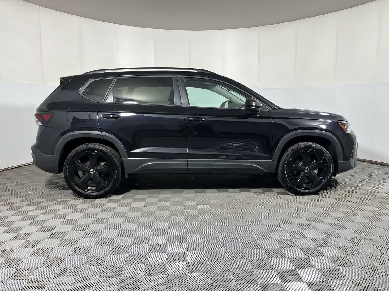 2025 Volkswagen Taos SE Black